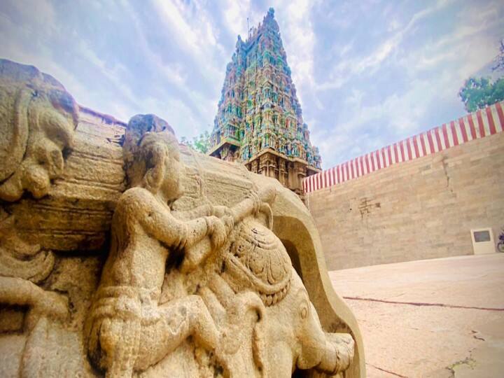 அழகர்கோவில் வளாகத்தில் உள்ள அழகிய சிற்பம்