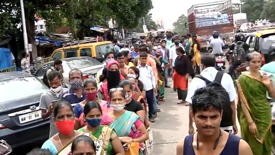 Mumbai के Dharavi में Vaccine के लिए आधा किलोमीटर लंबी लाइन, Social Distancing का उड़ा मजाक