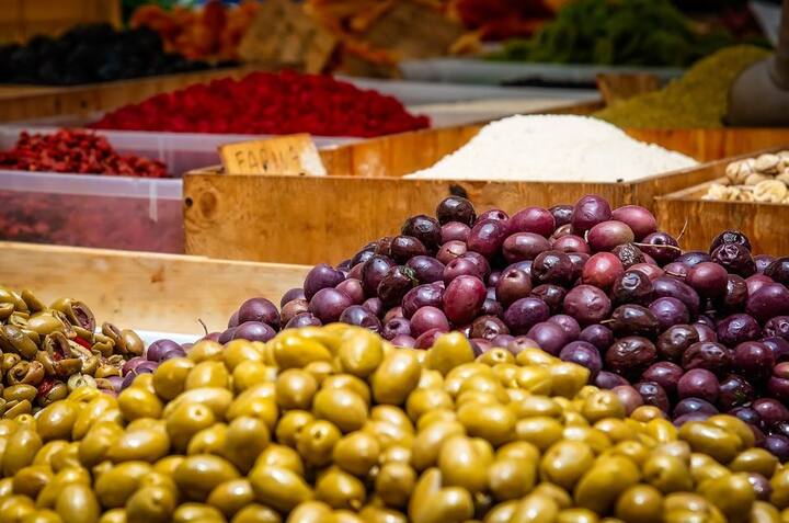 ত্বকের উপরে জমে যাওয়া মৃত কোষ তুলতে অলিভওয়েল ব্যবহার করা যেতে পারে। অলিভ ত্বকের তেলের সামঞ্জস্য বজায়ে সাহায্য করে।