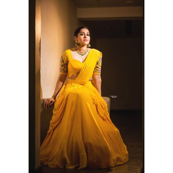 కాలం గడుస్తున్న రావాల్సిన వ్యక్తి రావడం లేదే (Image courtesy - @rashmigautam/Instagram)