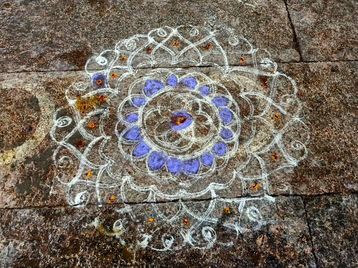 கோவிலில் பெண்கள் வரைந்த கோலம் கருப்பணன் சன்னதியில்.