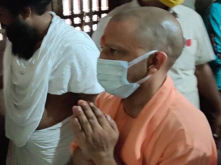 CM Yogi Ayodhya Visit: संतों ने सीएम योगी से किया आग्रह, बोले- अयोध्या की धरती से लड़ें चुनाव 