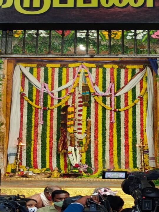 மலர்கள் அலங்கரிப்பில் கருப்பணசாமி கோவில் கதவு