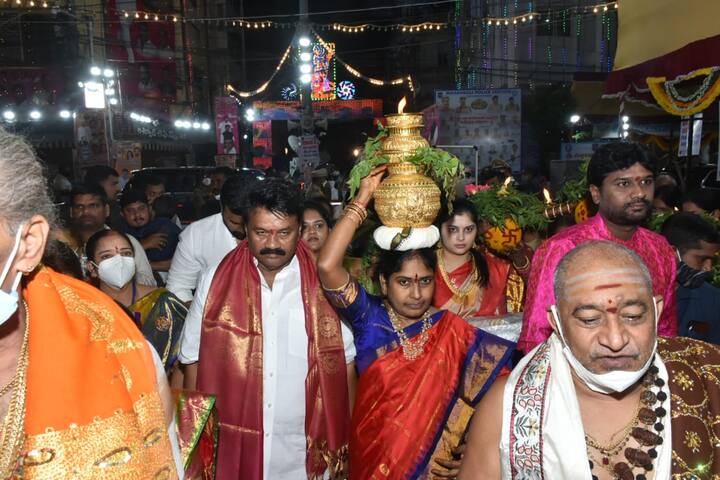 Hyderabad Golden Bonam presented at Ujjaini Mahankali temple Secunderabad Lashkar Bonalu Bonalu 2021:అమ్మా బైలెల్లింది...ఘనంగా సికింద్రాబాద్ ఉజ్జయిని మహంకాళి బోనాలు….తొలిబోనం సమర్పించిన మంత్రి తలసాని