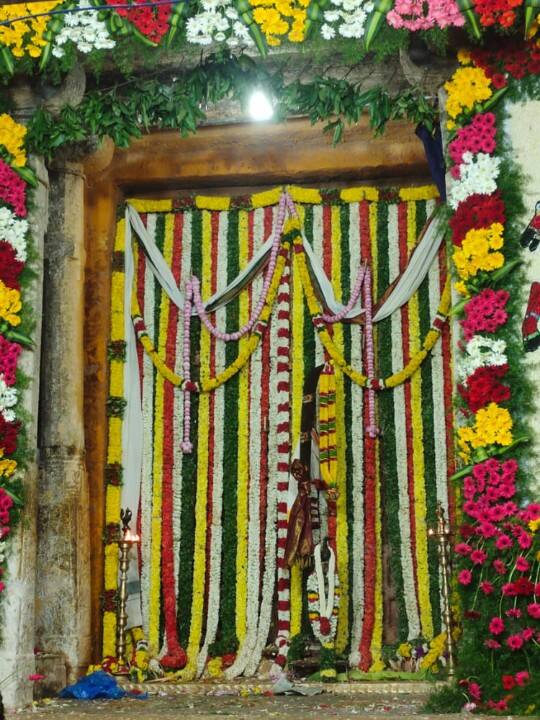 பதினெட்டாம்படி கருப்பணசாமி கோவில் கதவுகள் மலர்கள் அலங்கரிக்கப்பட்ட காட்சி.