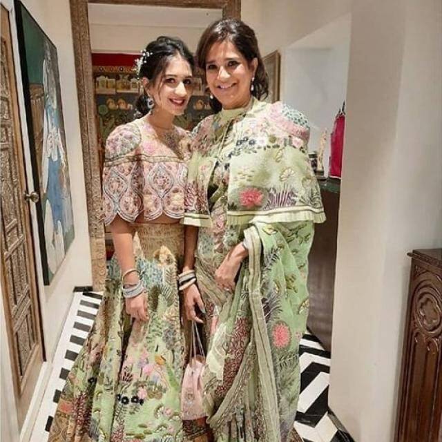 राधिका ने अपनी बहन अंजली मर्चेंट की शादी में  हरे रंग का लहंगा और यूनीक कैप ब्लाउज पहना था. उनकी मां ने भी यही आउटफिट पहना. दोनों ने एक तरह की साड़ी भी पहनी थी.