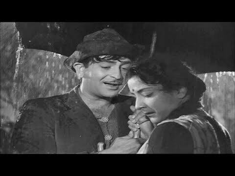 प्यार हुआ इकरार हुआ (श्री 420) – बारिश के वक्त इस गाने को सुने बिना किसी का दिन पूरा नहीं होता. गाना भले ही ब्लैक एंड व्हाइट हो, लेकिन गाने में राजकुमार और नर्गिस की टाइमलेस कैमिस्ट्री लोगों को आज भी लुभाती है.