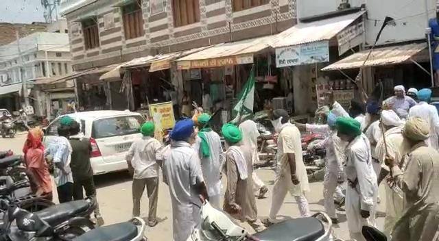 ਇਸ ਦੇ ਚਲਦਿਆਂ ਜਗਦੇਵ ਕਮਾਲੂ ਨੂੰ ਭੱਜ ਕੇ ਆਪਣੀ ਗੱਡੀ ਵਿੱਚ ਬੈਠਣ ਪਿਆ।