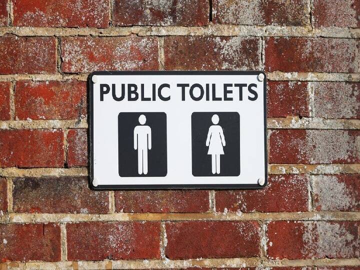 administrative negligence Public Toilets made in Etawah Police Station uttar pradesh ann इटावा: पुलिस के पहरे में सामुदायिक शौचालय, जानें- किस बात से डर और सहम जाते हैं लोग  