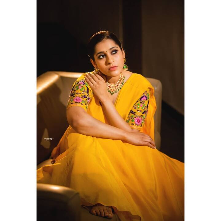 అటు నుంచి వస్తారా.. (Image courtesy - @rashmigautam/Instagram)