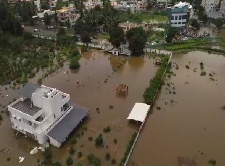 Sangli Flood : अर्धी सांगली पाण्यात! सांगलीकरांची धाकधूक वाढली, कृष्णेची पाणी पातळी 54.5 फुटांपर्यंत Maharashtra Rain update Sangli Flood Latest update Krishna river water logging Sangli Flood : अर्धी सांगली पाण्यात! सांगलीकरांची धाकधूक वाढली, कृष्णेची पाणी पातळी 54.5 फुटांपर्यंत