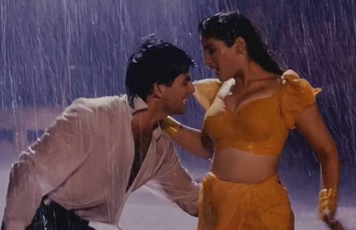 टिप टिप बरसा पानी (मोहरा) – बारिश में रवीना का ये गाना अभी तक का सबसे बोल्ड गाना है. गाने में पानी में भीगती हुई रवीना को देखकर सभी के पसीने छूट गए थे. तो अगर आप भी बारिश के इस मौसम में बिंदास और रोमांटिक होना चाहते हैं तो ये गाना आपके लिए ही है.