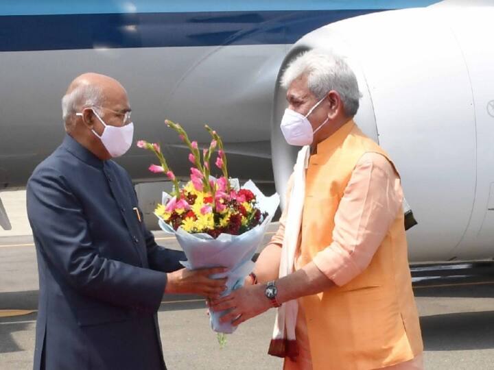 जम्मू-कश्मीरः श्रीनगर पहुंचे राष्ट्रपति रामनाथ कोविंद, घाटी में कड़ी सुरक्षा व्यवस्था Jammu and Kashmir: President Ram Nath Kovind received by LG Manoj Sinha on his arrival at Srinagar जम्मू-कश्मीरः श्रीनगर पहुंचे राष्ट्रपति रामनाथ कोविंद, घाटी में कड़ी सुरक्षा व्यवस्था
