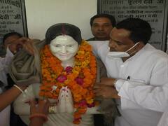 शहादत दिवस पर फूलन देवी के गांव पहुंचे सपा नेता, प्रतिमा पर माल्यार्पण कर परिवार से की मुलाकात