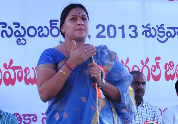 TRS MP Kavitha Maloth gets jail term for bribing voters during elections details inside મતદાતાઓને લાંચ આપવાના કેસમાં મહિલા સાંસદને થઈ કેદની સજા, દેશનો પહેલો કિસ્સો....