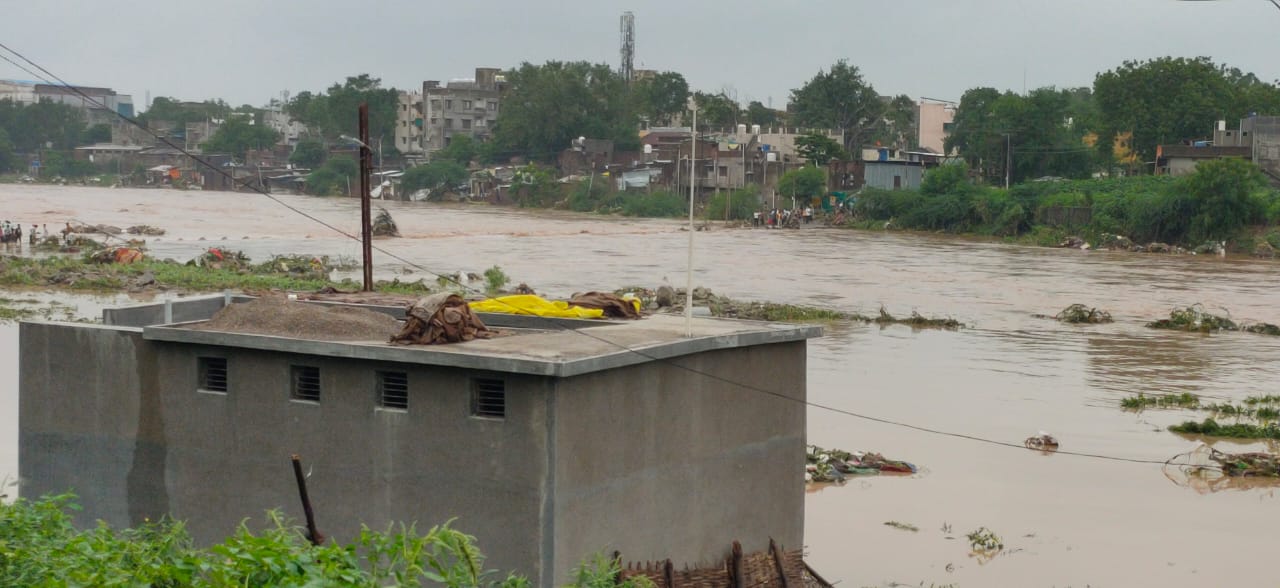 अकोल्यातील 'पूर' : भू माफिया, भ्रष्ट राजकारणी आणि किडलेल्या व्यवस्थेचा 'चिखल