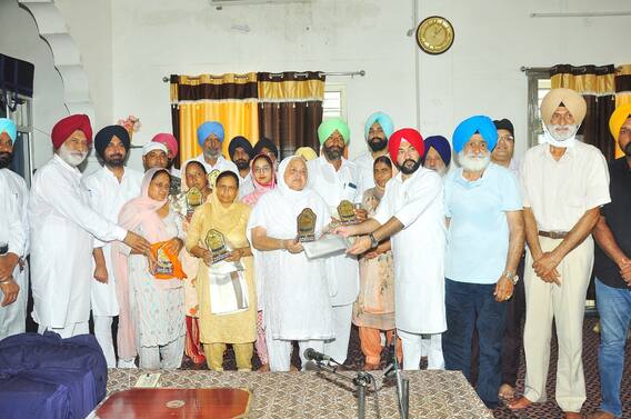 ਸ਼੍ਰੋਮਣੀ ਅਕਾਲੀ ਦਲ ਨੇ ਮਨਾਇਆ 22ਵਾਂ ਕਰਗਿਲ ਵਿਜੈ ਦਿਵਸ, 527 ਸ਼ਹੀਦਾਂ ਨੂੰ ਦਿੱਤੀ ਸ਼ਰਧਾਂਜਲੀ ਸ਼੍ਰੋਮਣੀ ਅਕਾਲੀ ਦਲ ਨੇ ਮਨਾਇਆ 22ਵਾਂ ਕਰਗਿਲ ਵਿਜੈ ਦਿਵਸ, 527 ਸ਼ਹੀਦਾਂ ਨੂੰ ਦਿੱਤੀ ਸ਼ਰਧਾਂਜਲੀ