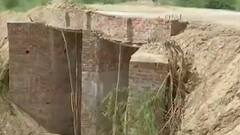 Prayagraj: भू माफिया ने बहती नदी पर बनाया 'प्राइवेट पुल', नदी पाट कर की प्लॉटिंग