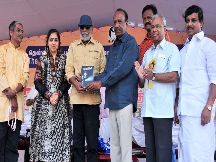 நிகழ்ச்சி ஒன்றில் இயக்குனர் பாலுமகேந்திரனுடன் இயக்குனர் மகேந்திரன்