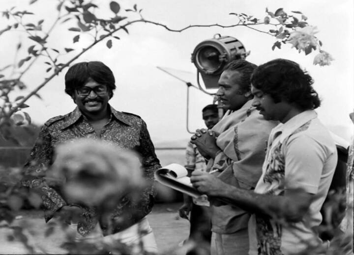 ஜானி படப்பிடிப்பின்போது ரஜினிகாந்துடன் மகேந்திரன்