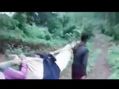 MP: सड़क नहीं होने पर गर्भवती महिला को 8 किमी तक अस्थाई स्ट्रेचर पर पैदल लाए ग्रामीण, वीडियो आया सामने