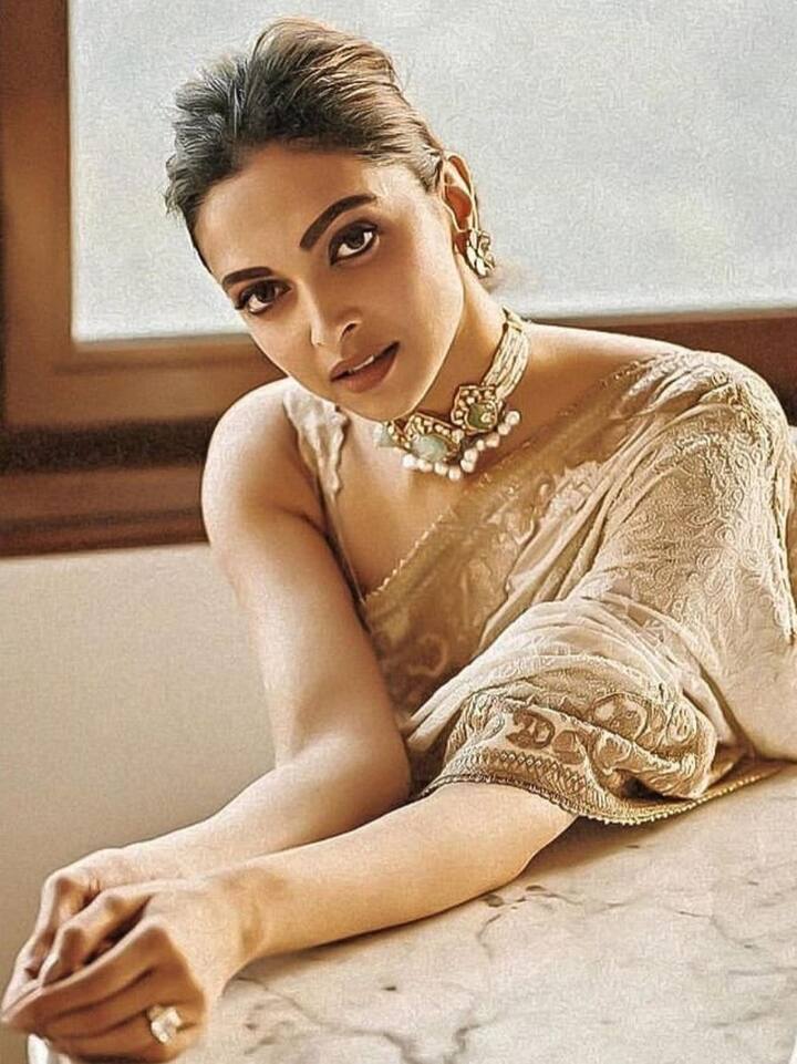 दीपिका ने साड़ी के साथ गले में हेवी चोकर ज्वैलरी विद फ्लोरल पोल्की स्टड ज्वैलरी पहनी है. जिसमें एमरी ने डिजाइन किया है. जिसे बेहद मुश्किल कट्स के साथ डिजाइन किया गया है.