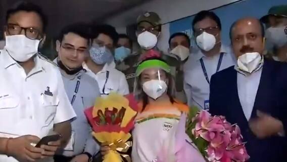 Grand welcome of India's 'silver girl' Mirabai Chanu at Delhi Airport | Tokyo Olympics