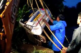 Surat : મુંબઈથી માતા સાથે નીકળેલો યુવક કાર સાથે ખાડીમાં ખાબક્યો, 3 કલાક માતા-પુત્ર કાર પડી ચડીને બેસી રહ્યા ને.....