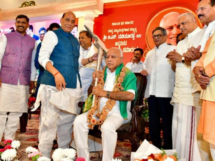 முன்னாள் கர்நாடக முதல்வர்கள் எஸ்.எம்.கிருஷ்ணா, சித்தராமையா, மத்திய அமைச்சர் ராஜ்நாத் சிங் ஆகியோர் எடியூரப்பா பிறந்தநாள் நிகழ்ச்சியில்