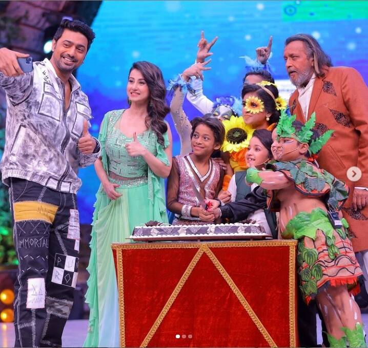 একদল খুদে প্রতিযোগীরা ইতিমধ্যেই মন জয় করেছেন প্রতিযোগীদের। তবে প্রতিযোগীতার নিয়মে কমে আসছে প্রতিযোগীর সংখ্যাও