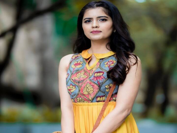 வண்ணங்களோடு மலருகிறாய் வாசனையோடு வாழுகிறாய் பறித்திடும் பொழுதிலும் சிரிக்கின்றாய்