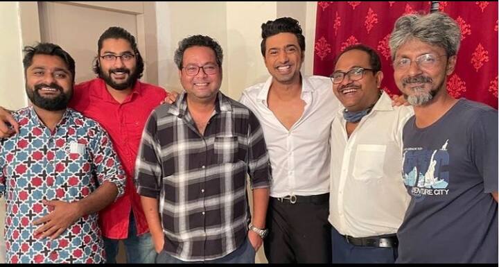 এই ছবিটি সোশ্যাল মিডিয়ায় শেয়ার করে তাঁর ডান্স ডান্স জুনিয়রের যাত্রার স্মৃতি উস্কেছেন দেব।