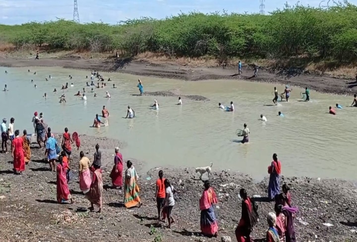 ’சேறு, சகதி, சந்தோஷம்’ மீனை பிடித்து திருவிழா நடத்திய மக்கள்..!