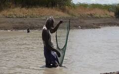 तालाब में मछली पकड़ रहे थे मछुआरे, रुपयों से भरा थैला लगा हाथ, जानिये क्या है मामला