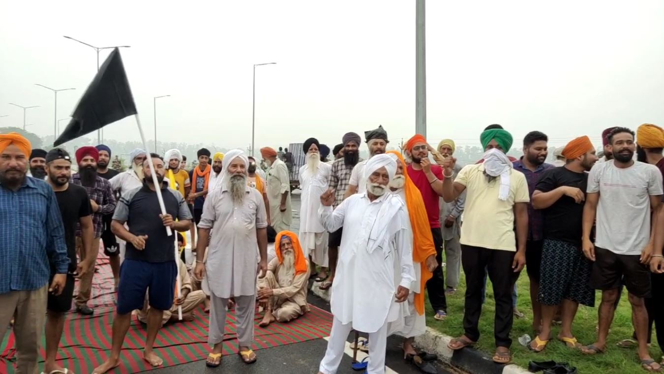 Farmers Protest: ਕਰਤਰਪੁਰ ਕੋਰੀਡੋਰ ਦੇ ਮੁੱਖ ਗੇਟ ਸਾਹਮਣੇ ਤਿੰਨ ਪਿੰਡਾਂ ਦੇ ਕਿਸਾਨਾਂ ਵੱਲੋਂ ਰੋਸ ਪ੍ਰਦਰਸ਼ਨ, ਜਾਣੋ ਪੂਰਾ ਮਾਮਲਾ