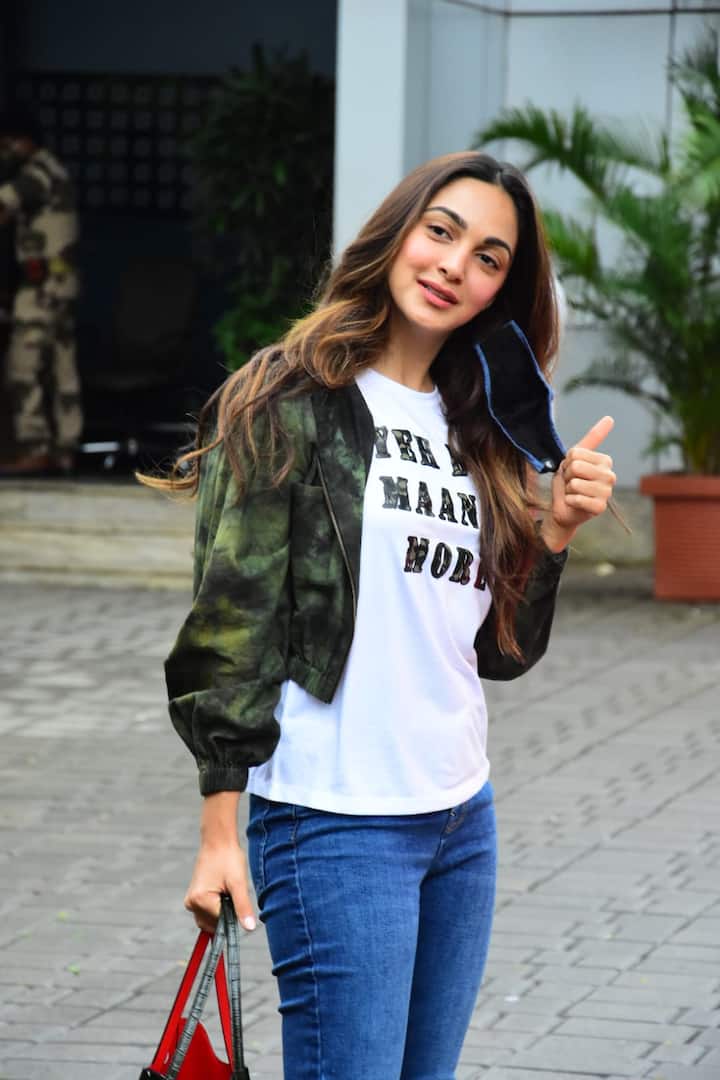 कियारा यहां काफी खूबसूरत लग रही थीं, वो इन दिनों एक्टर सिद्धार्थ मल्होत्रा को डेट कर रही हैं दोनों एक साथ फिल्म शेरशाह में नजर आने वाले हैं.