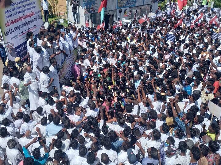 Demonstration led by CV Shanmugam in Villupuram demanding implementation of Jayalalithaa University ‛அம்மா பெயர் தான் பிரச்னை என்றால் அகற்றிவிடுங்கள்...’ ஜெ., பல்கலை குறித்து சி.வி.சண்முகம் பேச்சு!