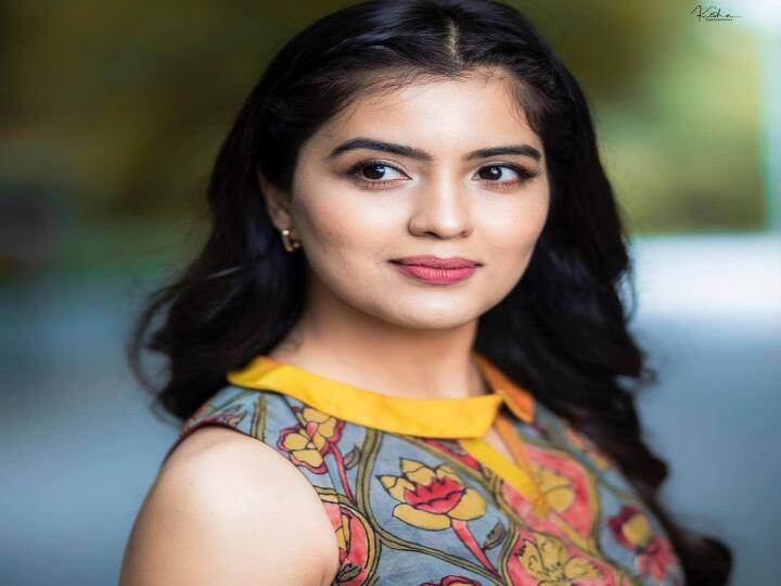 நீ ஓர் நாள் வாழ்வில் உலகை ஆளும் ராணி நீ தானே என்றும் எனக்கு நல்ல தோழி