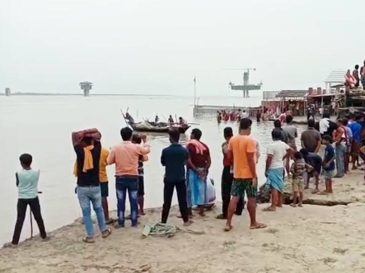 shravani mela 2021 three people drowned in Sultanganj during Ganga bath on first Monday search for all three in water ann बिहारः पहली सोमवारी पर गंगा स्नान के दौरान सुल्तानगंज में 3 लोग डूबे, पानी में हो रही तीनों की तलाश