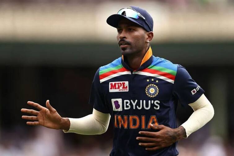 Hardik Pandya gifts one of his spare bats to Chamika Karunaratne, know in details Ind vs SL, 1 T20I: లంక క్రికెటర్‌కి బ్యాట్స్‌ను గిఫ్ట్‌గా ఇచ్చిన పాండ్య... ఆటాడుకున్న నెటిజన్లు