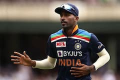 Ind vs SL, 1 T20I: లంక క్రికెటర్‌కి బ్యాట్స్‌ను గిఫ్ట్‌గా ఇచ్చిన పాండ్య... ఆటాడుకున్న నెటిజన్లు