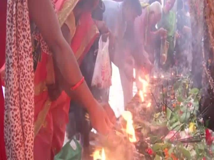 Devotees worshiping at shiv temple on first somwar of sawan 2021 सावन का पहला सोमवार: मंदिरों में लगी शिव भक्तों की भीड़, काशी में श्रद्धालुओं ने लगाई आस्था की डुबकी