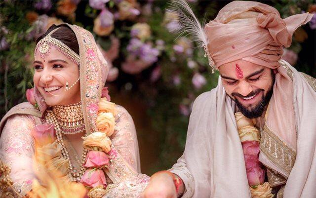 ज्यादातर लोगों को अनुष्का की शादी का लहंगा तो याद ही होगा.जोकि सब्यसाची ने ही डिजाइन किया था. अपनी शादी में अनुष्का एकदम राजकुमारी लग रही थी. अनुष्का शर्मा का सब्यसाची के लिए प्यार किसी से छुपा नहीं है. सालों से वो सब्यसाची की डिजाईन की गई ड्रेस को पहनते आ रही हैं.