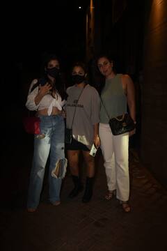 गर्लगैंग के साथ मलाइका अरोड़ा के घर पार्टी करने पहुंचीं करीना कपूर, मुंबई से ये तस्वीरें आईं सामने