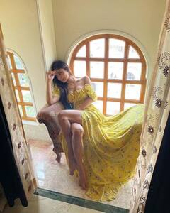 Mouni Roy ने येलो ऑफ शोल्डर गाउन में कराया बोल्ड फोटोशूट, काउच पर बैठकर दिए कातिलाना पोज