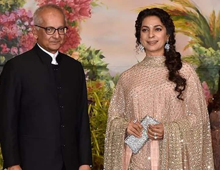 जूही ने बताया कि फिल्मों में आने से पहले ही जय मेहता को जानती थीं. लेकिन कई सालों बाद वो एक दोस्त के घर डिनर पर उनसे मिलीं. फिल्म डुप्लीकेट की शूटिंग के दौरान जूही को उनकी मां की मौत के बारे में पता चला, जो एक कार एक्सीडेंट में मारी गईं थी वहीं दूसरी तरफ जय मेहता भी 1990 प्लेन क्रैश हादसे में अपनी पहली पत्नी सुजाता बिरला को खो चुके थे.