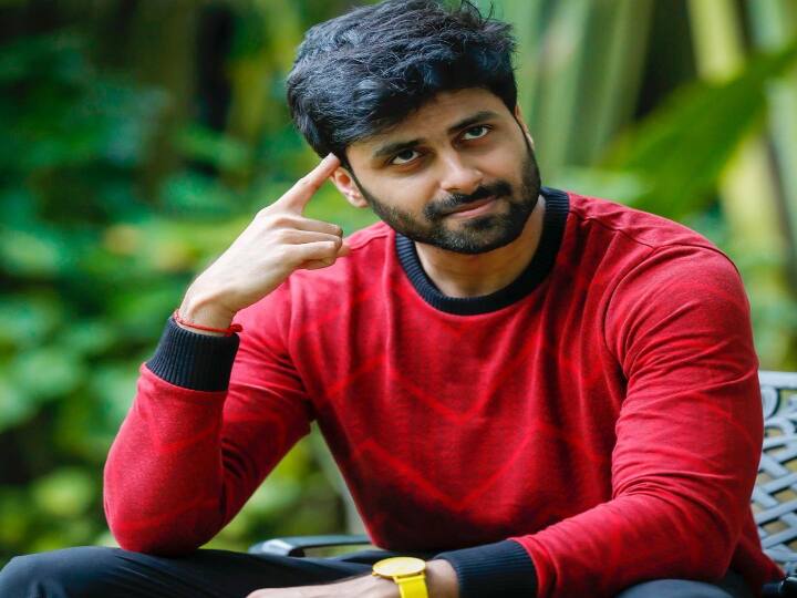 அதை தற்போது கேக் வெட்டி கொண்டாடியுள்ளனர். இந்த பாடலில் இவருக்கு ஜோடியாக பிகில் பட பிரபலம் ரெபா மோனிகா ஜான் நடித்திருந்தார்.