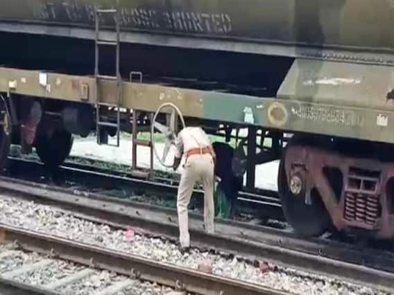 बड़े हादसे को दे रहे न्योता, जीवन को खतरे में डालकर मालगाड़ी के नीचे से गुजरते हैं लोग, पढ़ें ये खबर बड़े हादसे को दे रहे न्योता, जीवन को खतरे में डालकर मालगाड़ी के नीचे से गुजरते हैं लोग, पढ़ें ये खबर