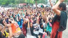 ਆਂਗਨਵਾੜੀ ਮੁਲਾਜ਼ਮਾਂ ਨੇ ਕੀਤਾ ਮਨਪ੍ਰੀਤ ਬਾਦਲ ਦੇ ਦਫਤਰ ਦਾ ਘਿਰਾਓ, ਖੂਨ ਨਾਲ ਲਿਖ ਕੇ ਭੇਜੇ ਮੰਗ ਪੱਤਰ