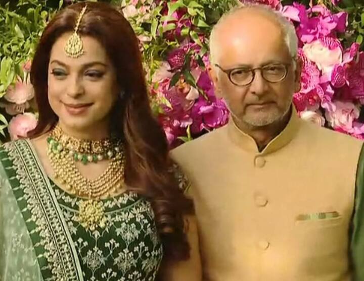 अपनी शादी को सीक्रेट रखने पर जूही ने कहा कि उस वक्त इंटरनेट ज्यादा चलन में नहीं था. न ही फोन में कैमरे हुआ था करते थे. जूही ने कहा कि उन दिनों शादी के बाद हीरोइन का करियर खत्म हो जाया करता था. मेरा करियर पीक पर था, मैं नहीं चाहती कि इसका असर करियर पर पड़े. इसलिए मुझे अपनी शादी को छुपाना पड़ा.